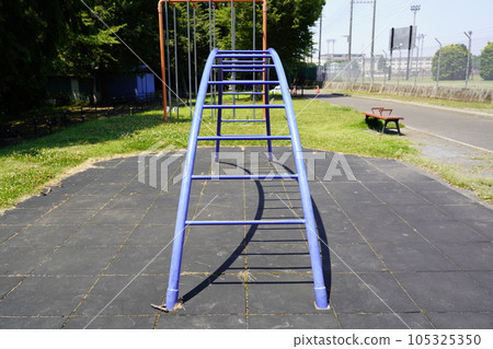 Playground equipment (arch ladder) in Zama Park 105325350