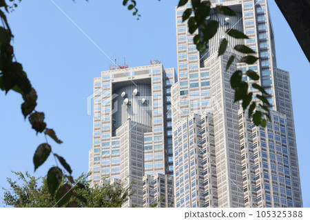[Image of midsummer] The view of the Tokyo Metropolitan Government from the trees in midsummer 105325388