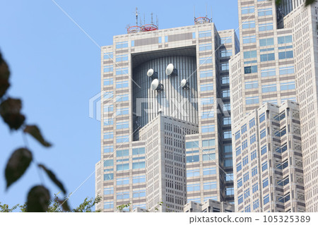 [Image of midsummer] The view of the Tokyo Metropolitan Government from the trees in midsummer 105325389
