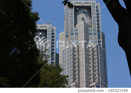 [Image of midsummer] The view of the Tokyo Metropolitan Government from the trees in midsummer 105325540