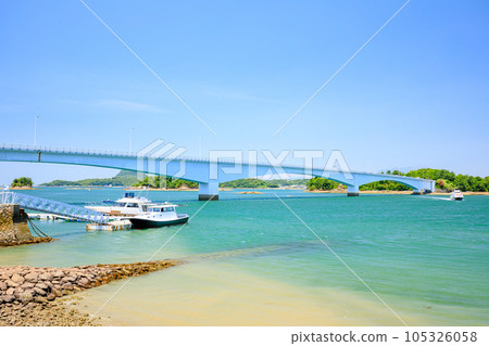 初夏從熊本縣上天草市前島看到的前島大橋 初夏從熊本縣上天草市前島看到的前島大橋 105326058