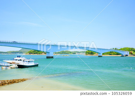 初夏從熊本縣上天草市前島看到的前島大橋 初夏從熊本縣上天草市前島看到的前島大橋 105326059