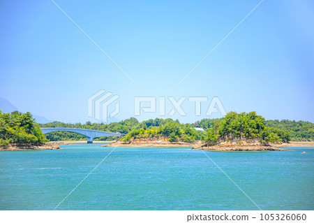 初夏從熊本縣上天草市前島看到的中橋 初夏從熊本縣上天草市前島看到的中橋 105326060
