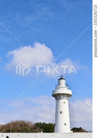 燈塔與藍天白雲 夏天湛藍天空 105326715