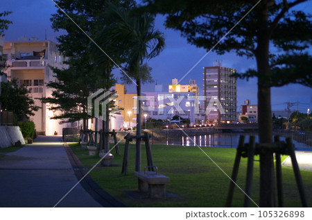 Evening at the water park 105326898