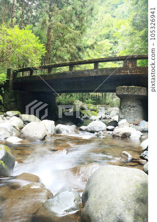 一座石橋橫跨流經山谷的清澈溪流 一座石橋橫跨流經山谷的清澈溪流 105326941