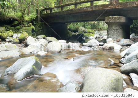 一座石橋橫跨流經山谷的清澈溪流 一座石橋橫跨流經山谷的清澈溪流 105326943