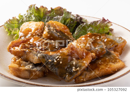 鯖魚在Nambucana醃製 鯖魚在Nambucana醃製 105327092