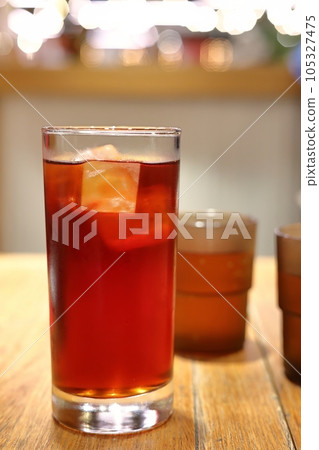 舒適餐廳中的清涼冰紅茶 舒適餐廳中的清涼冰紅茶 105327475