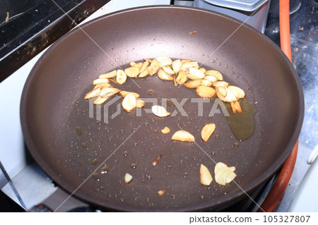 在煎鍋中煎大蒜 105327807