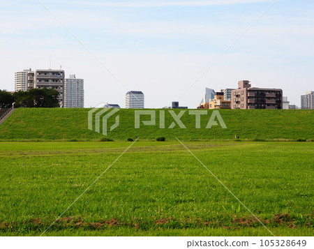 從埼玉縣川口市荒川運動公園棒球場看到的銀行和市區景觀 105328649
