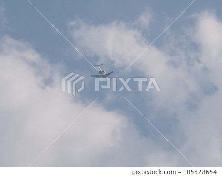 一架T型尾翼、後置發動機的客機飛越埼玉縣川口市上空 一架T型尾翼、後置發動機的客機飛越埼玉縣川口市上空 105328654