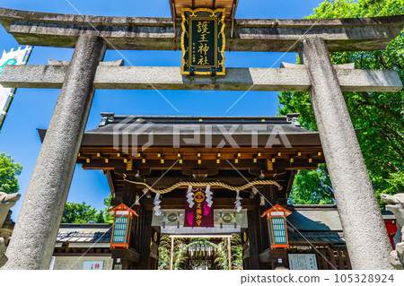 京都市上京區的五王神社(腿的守護神)正門和鳥居 京都市上京區的五王神社(腿的守護神)正門和鳥居 105328924