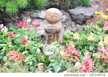 Jizo,鮮花包圍 Jizo,鮮花包圍 105329578