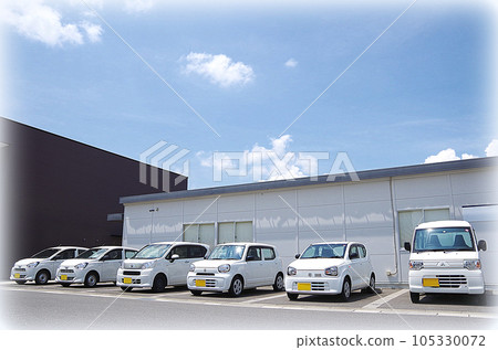 停車場裡排列著白色輕型汽車的場景(插畫風格) 停車場裡排列著白色輕型汽車的場景(插畫風格) 105330072
