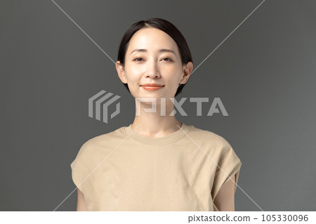 女人看著相機的美麗 女人看著相機的美麗 105330096