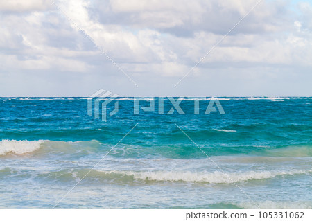 Ocean view with shore waves under blue cloudy sky on a sunny day 105331062