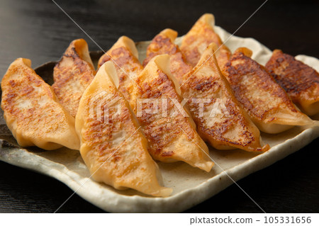 煎餃子 煎餃子 105331656
