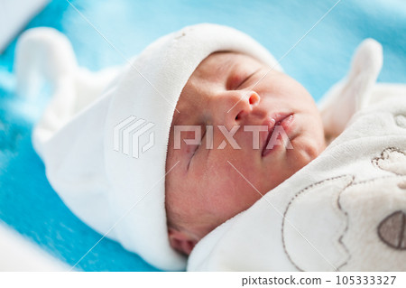 Newborn girl in the hospital on the day of her birth 105333327