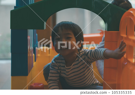 younger, play, enjoy oneself 105335335