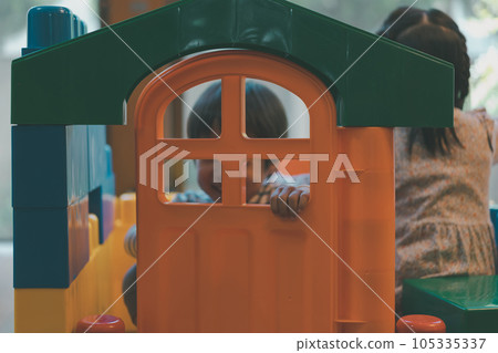 younger, play, enjoy oneself 105335337