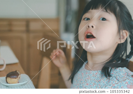 eat, eating, younger 105335342