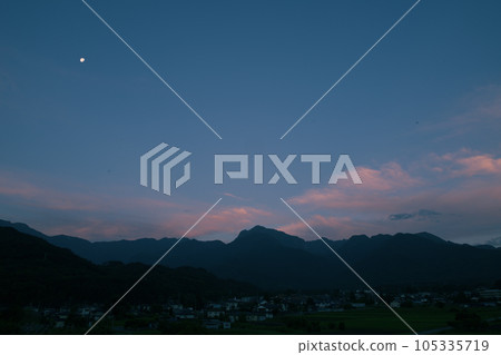 北斗市白州町、南阿爾卑斯山的山峰以及日出時雲層之上的有明月 105335719