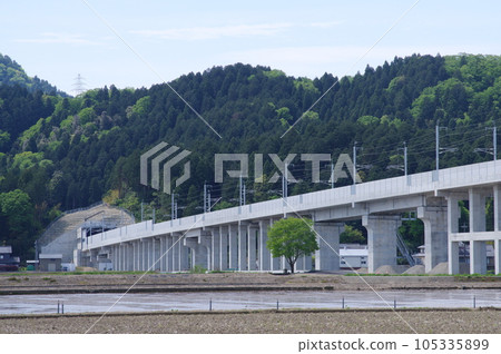 2023 年 5 月，福井市二上町文殊山 2 號福井隧道入口附近的北陸新幹線 105335899