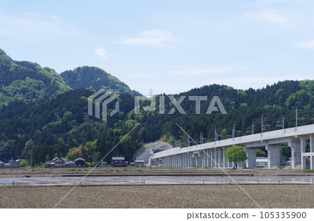 2023 年 5 月，福井市二上町文殊山 2 號福井隧道入口附近的北陸新幹線 105335900