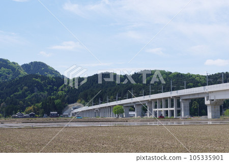 2023 年 5 月，福井市二上町文殊山 2 號福井隧道入口附近的北陸新幹線 105335901