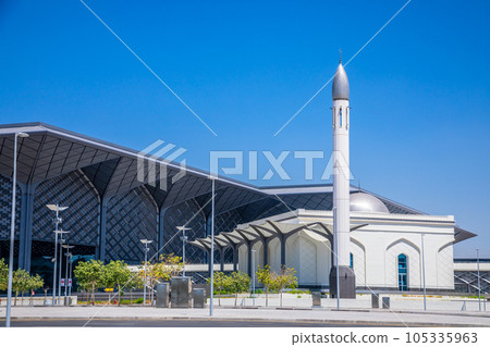 White modern mosque with minaret, Jeddah, Saudi Arabia 105335963