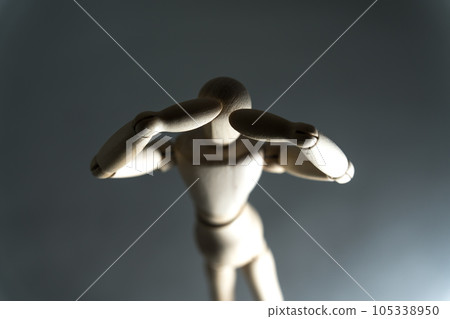 畫娃娃一個人抱著頭陷入困境 105338950