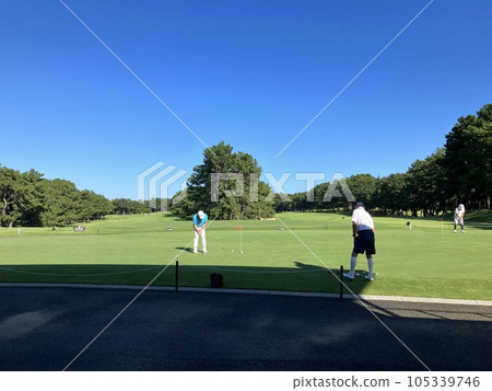 夏天的藍天和高爾夫球 夏天的藍天和高爾夫球 105339746