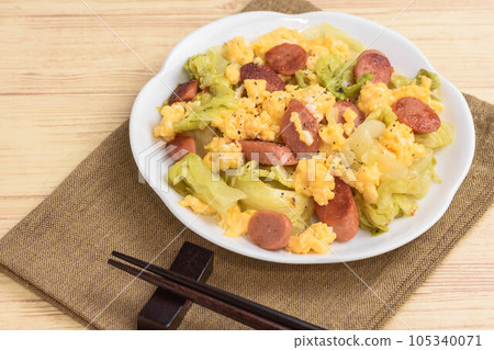 Stir-fried lettuce, egg and wiener 105340071