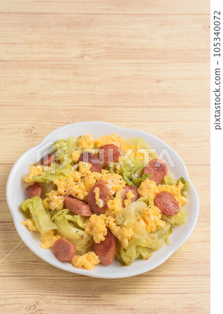 Stir-fried lettuce, egg and wiener 105340072