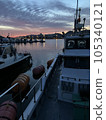 停泊的漁船和日出天空 105340121