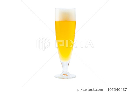 生啤酒倒入玻璃_白色背景 生啤酒倒入玻璃_白色背景 105340487