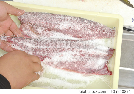 給鯖魚加鹽 105340855