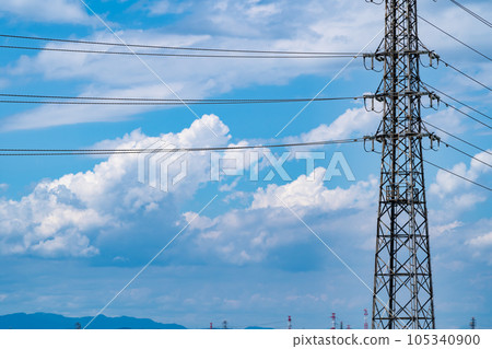 夏季白天藍天 a-1 中的輸電塔和積雨雲 105340900