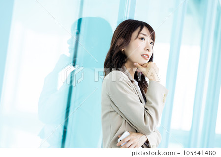 思考的女商人 思考的女商人 105341480