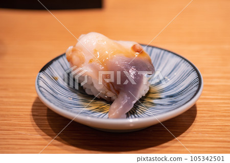 Japanese nigiri sushi. Fresh surf clam. 105342501
