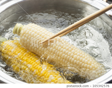 Boil the corn 105342576
