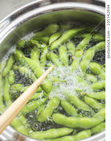 Boil edamame 105342694