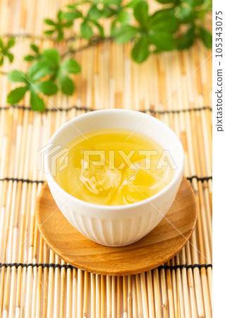 Cold tea (green tea) Cold tea (green tea) 105343075