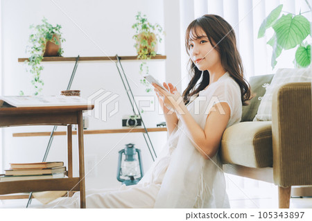 有智能手機的一位小姐 105343897