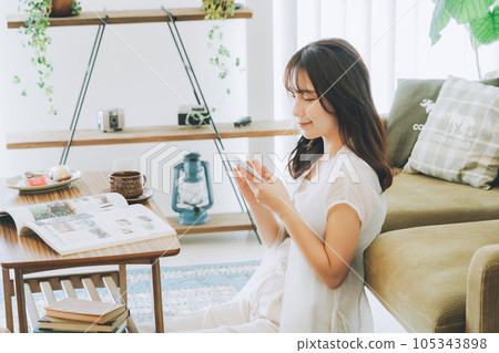 有智能手機的一位小姐 105343898