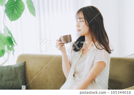 在客廳喝咖啡的女人 在客廳喝咖啡的女人 105344018