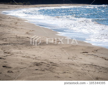 作為《稻葉的白兔》的舞台的白兔海灘（鳥取縣鳥取市）的沙灘風光，以及夏季蔚藍的日本海。 105344395