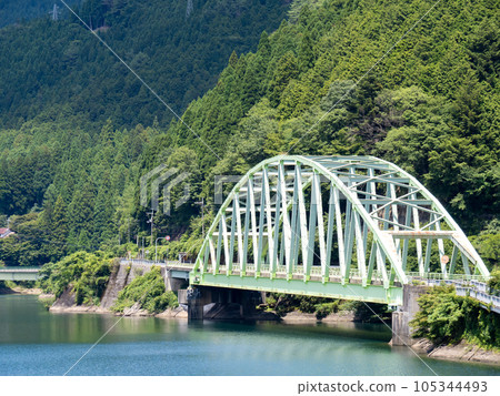 Scenery of Lake Onzui (artificial lake of Hikihara Dam) and Shin-Mikuyasu Bridge (National Route 29) in summer. (Shiso City, Hyogo Prefecture) 105344493