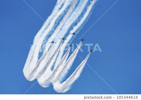 藍天上飛翔的松島空軍基地的藍色脈衝號 宮城縣東松島市 藍天上飛翔的松島空軍基地的藍色脈衝號 宮城縣東松島市 105344618